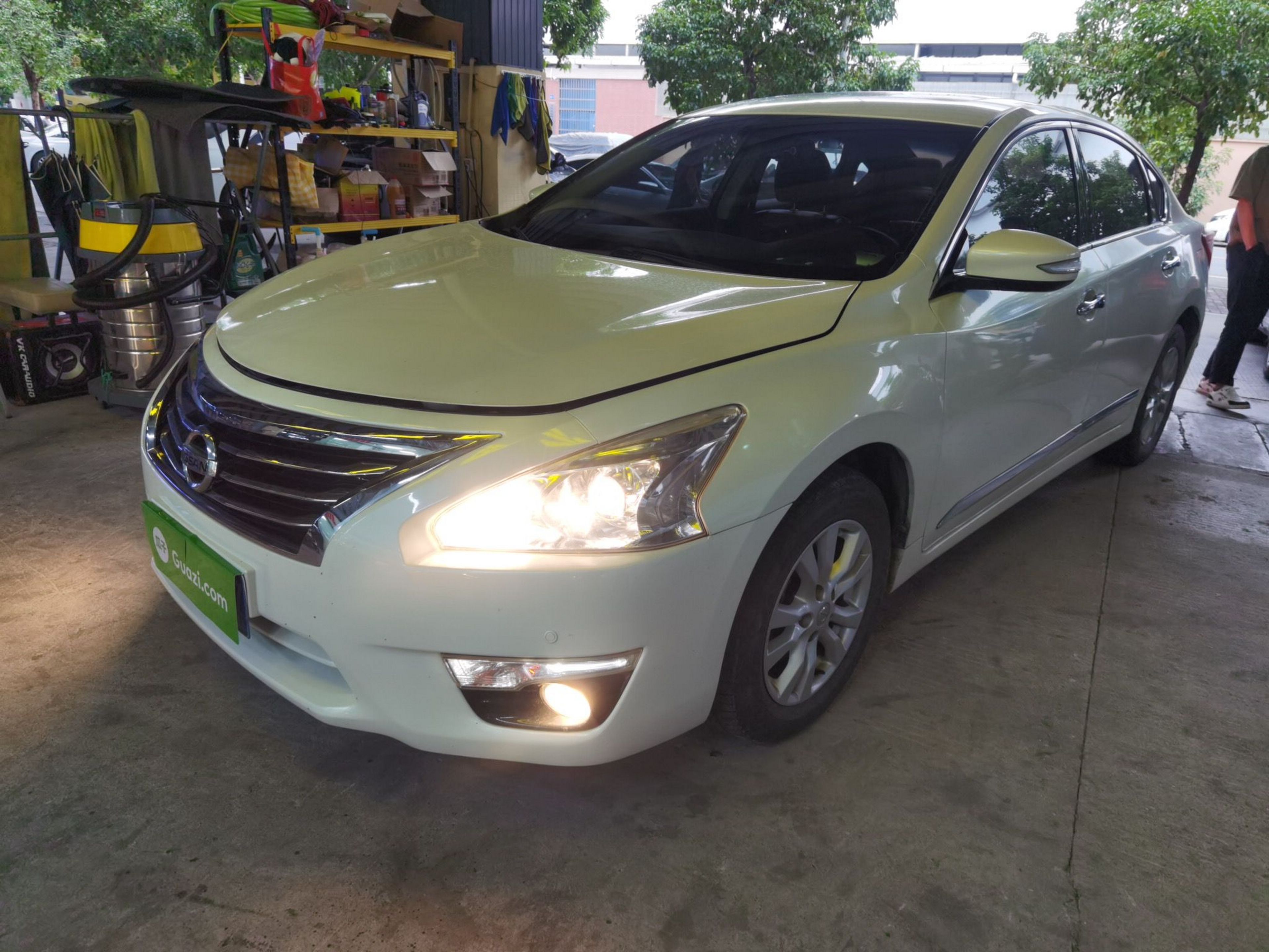 تحت مقدمة السيارة