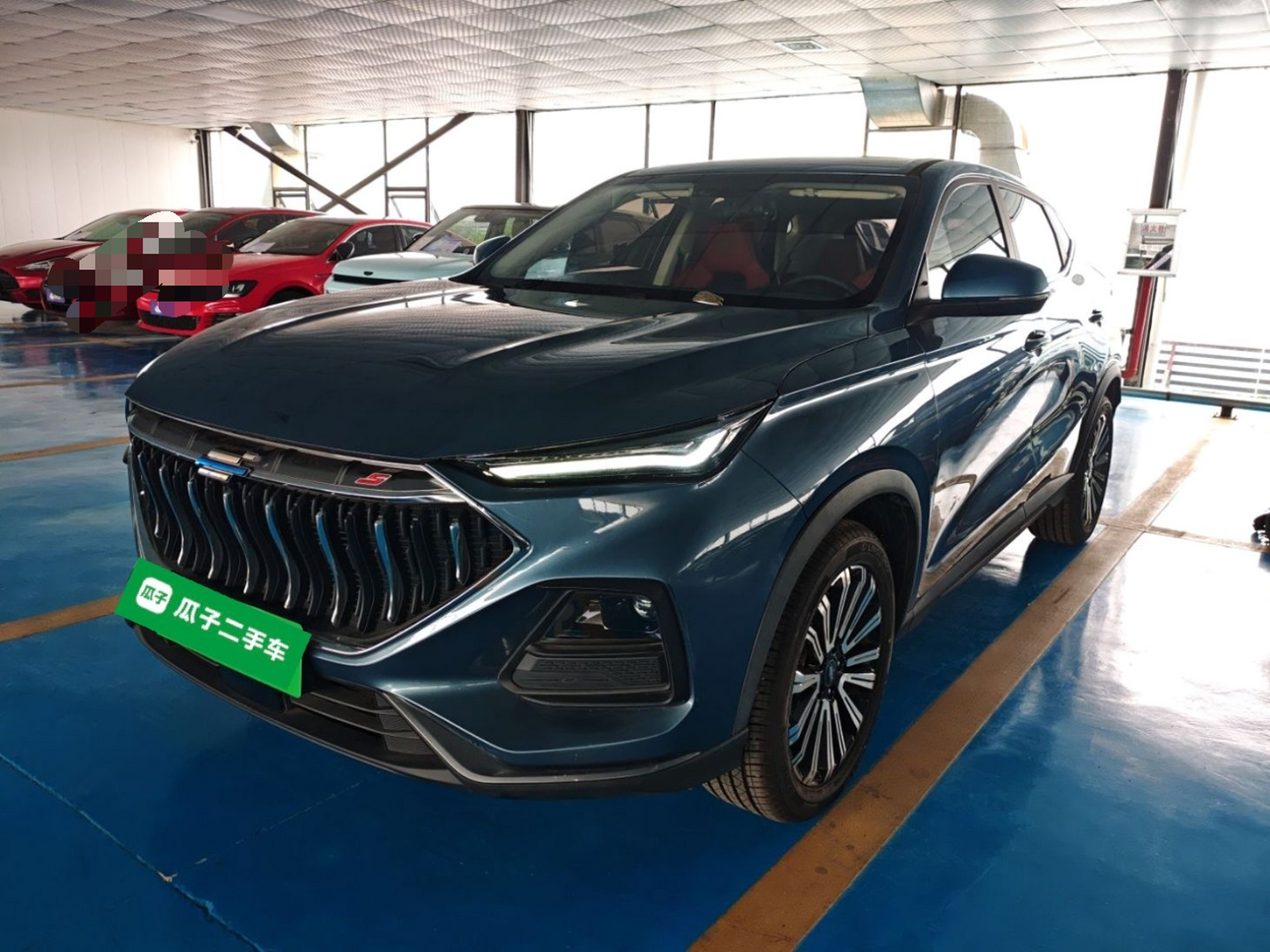 تحت مقدمة السيارة