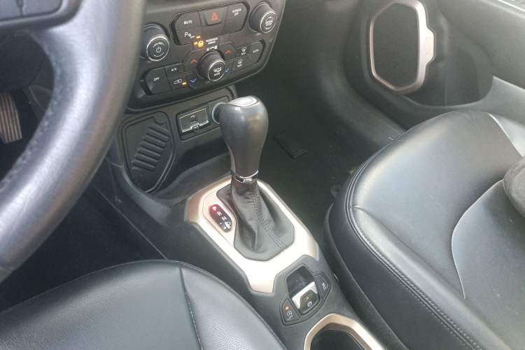 Used  Renegade 2018 Connected Large Screen Version 180T Automatic Jingneng Version
