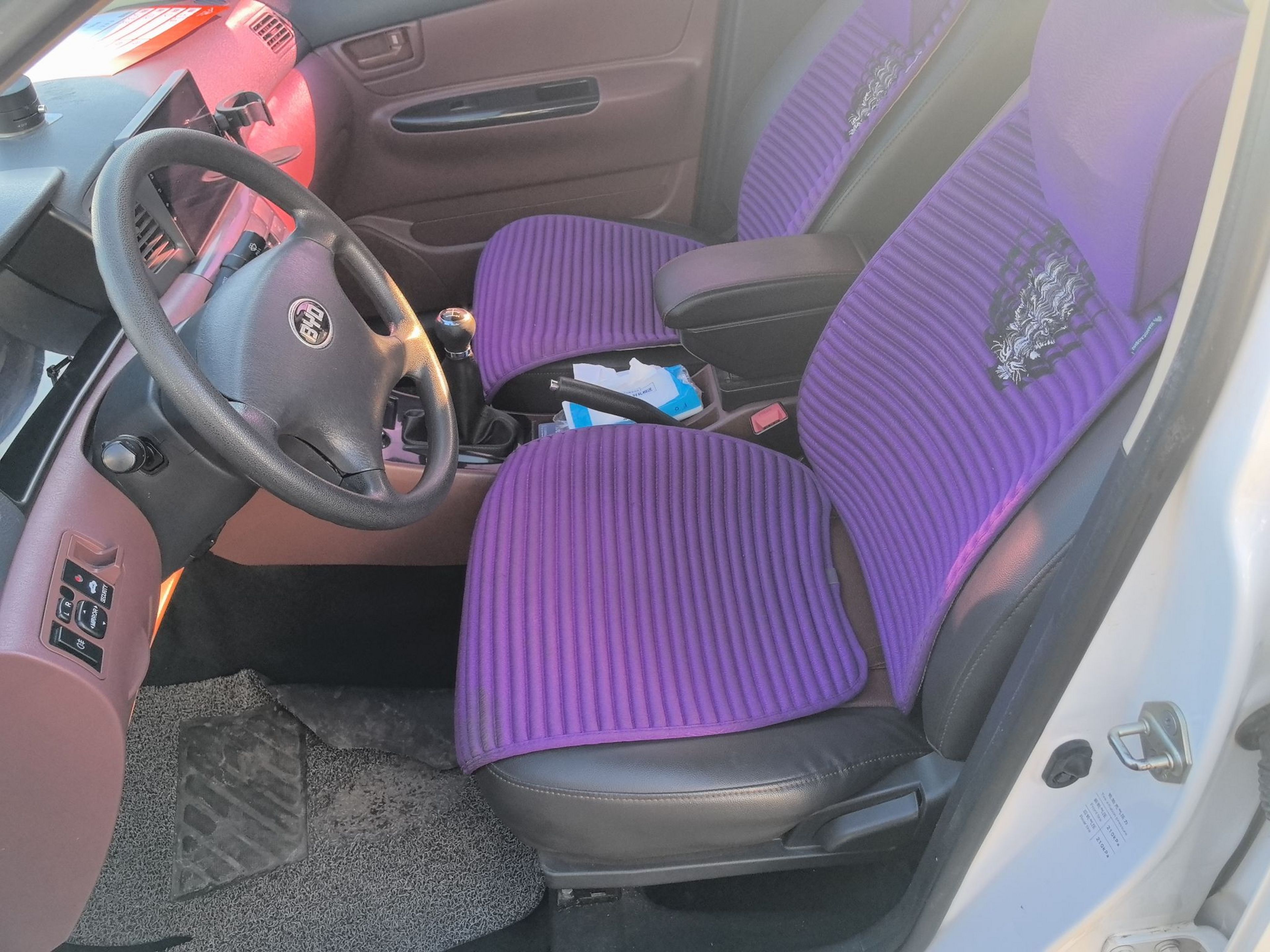 المقاعد الأمامية داخل السيارة