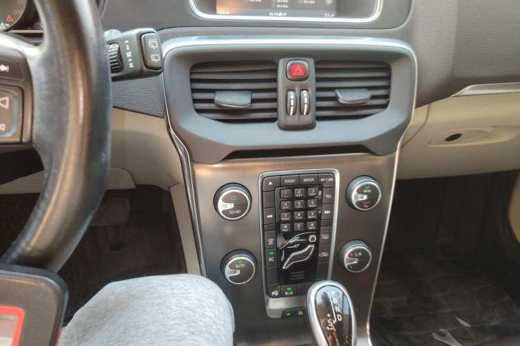 Used Volvo V40 2014 2.0T Zhiya Edition