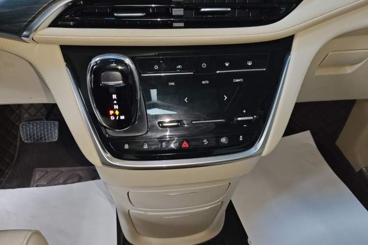 Used Buick GL8 2022 ES Landtrek 653T Luxury Edition