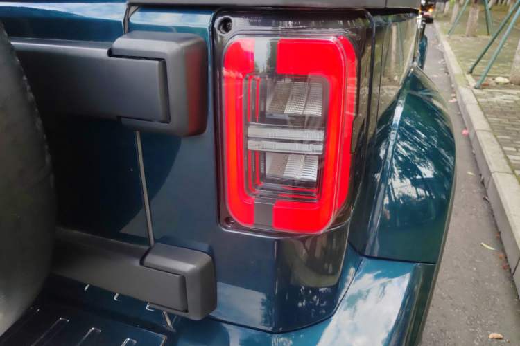 Used Beijing Auto BJ40 2019 Updated Version 2.0T Automatic All-Wheel Drive Urban Hunter Edition Premium China V Emission Standard
