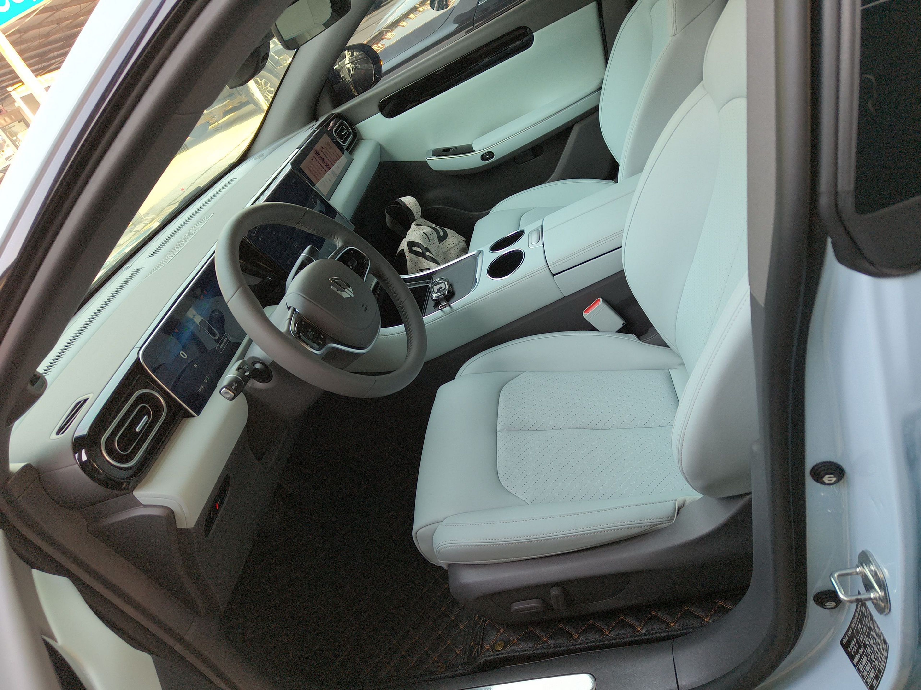 المقاعد الأمامية داخل السيارة