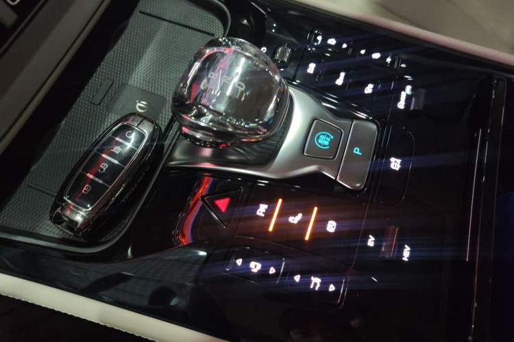 Used Denza D9 2024 DM-i 980 Four-Wheel Drive Prestige Model
