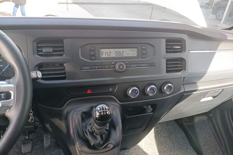 Used JMC Fushun 2023 2.0T Manual Short-Wheelbase Low-Roof Commercial Van 2/3 Seats with Lift-Up Tailgate
