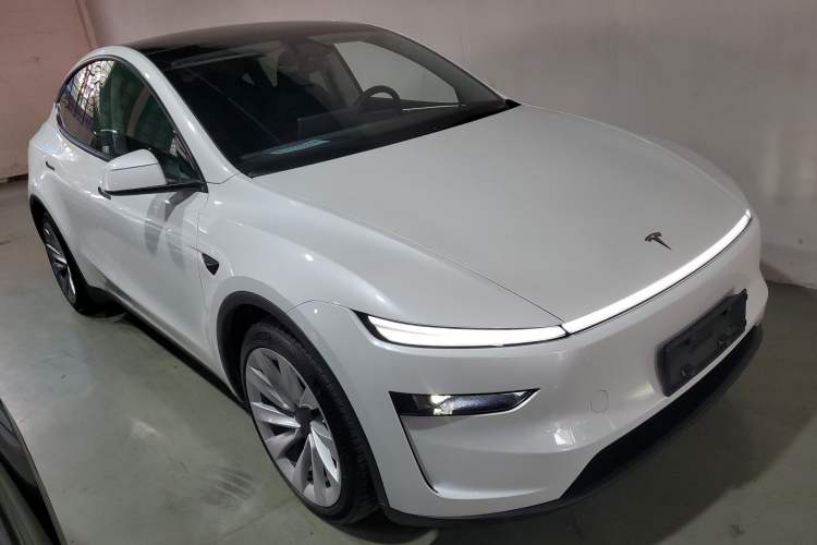 Used Tesla Model Y 2025 Long-Range All-Wheel-Drive Version
