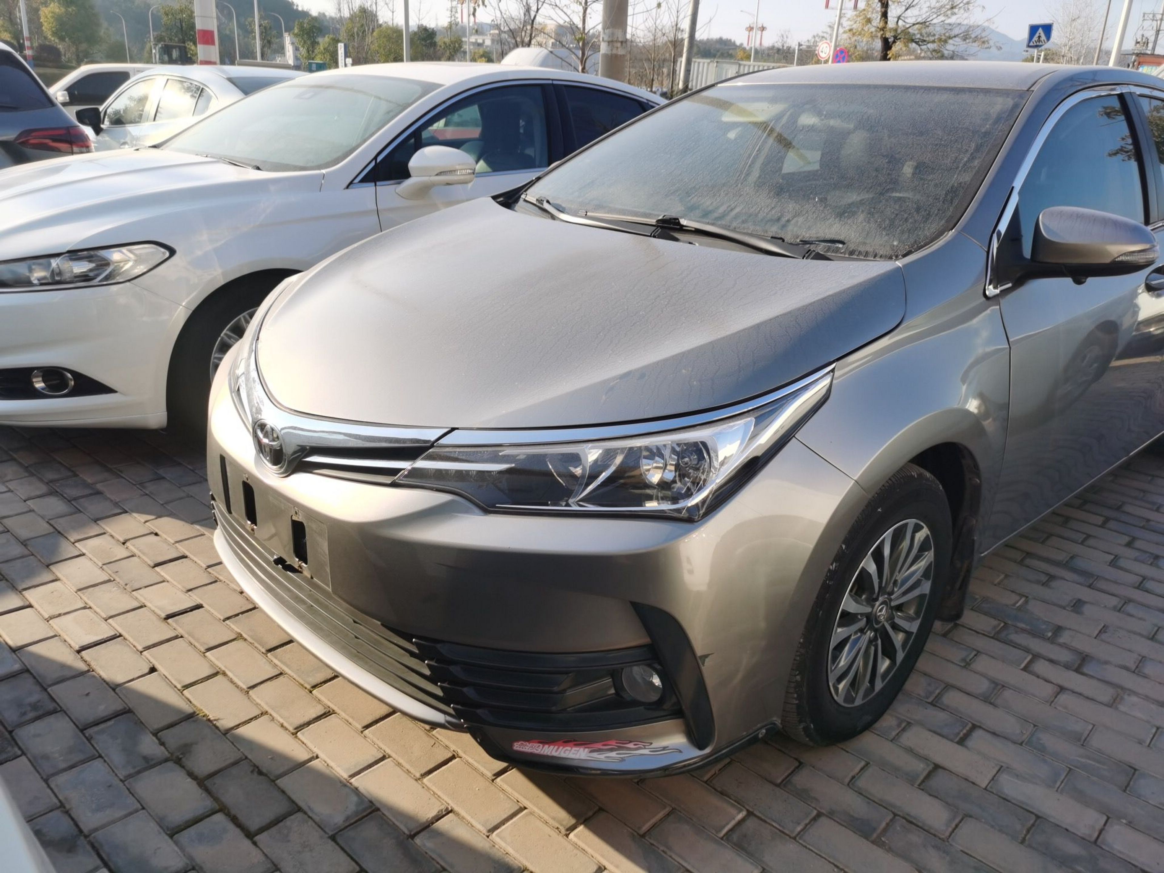 Под передней частью автомобиля