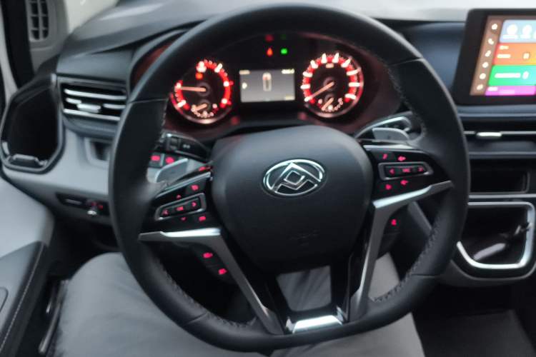 Used SAIC MAXUS Xintu V70 2025 2.0T Automatic Short Wheelbase Ultra-Low Roof Elite Edition – 5/6 Seats