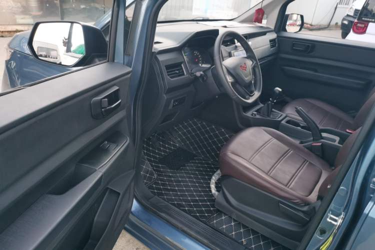 Used Wuling Hongguang PLUS 2020 1.5L Manual Standard Edition 5 Seats
