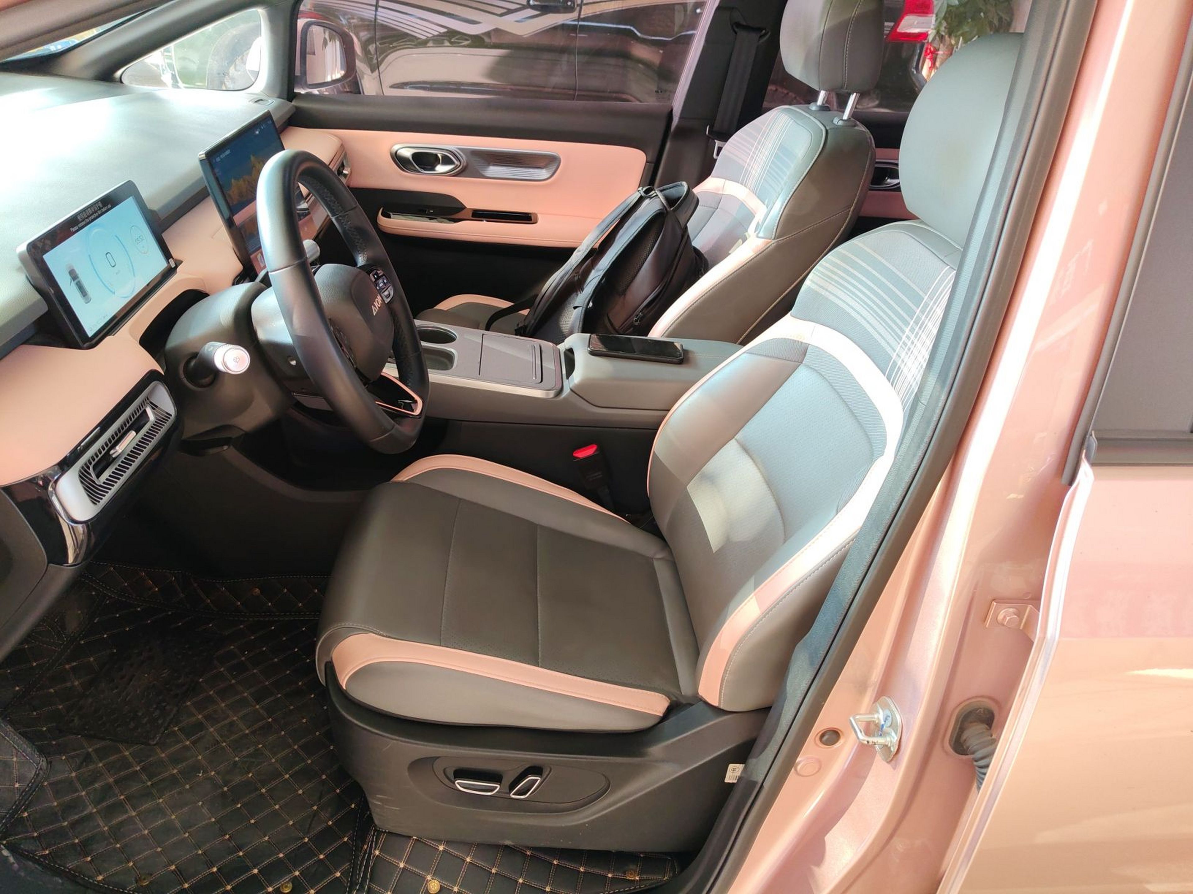 المقاعد الأمامية داخل السيارة