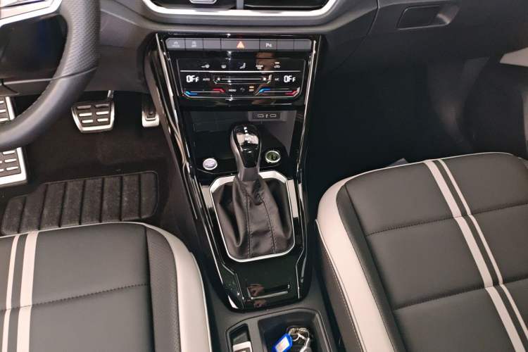 Used Volkswagen T-ROC 2023 300TSI DSG Two-Wheel-Drive Chen Guang Edition
