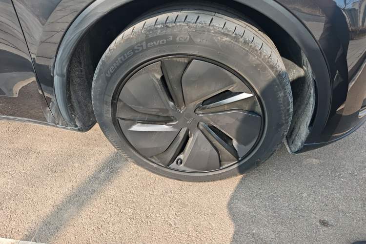 Used Tesla Model Y 2025 Long-Range All-Wheel Drive First Edition