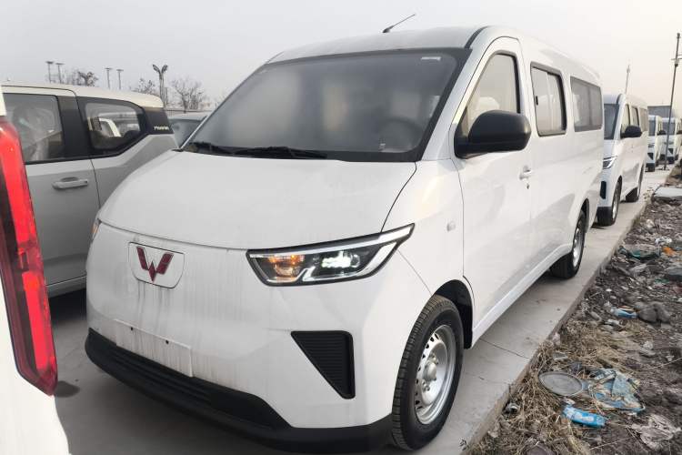 Used Wuling Yangguang 2024 300KM Comfort Version Passenger Van 75kW
