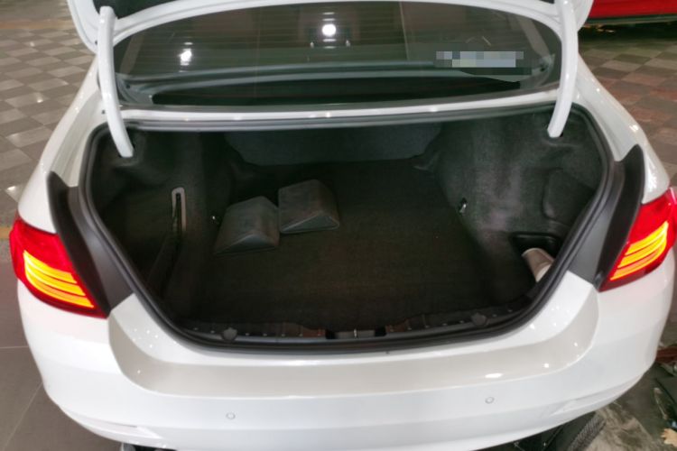 Used BMW 5 Series 2014 520Li Elegant Model
