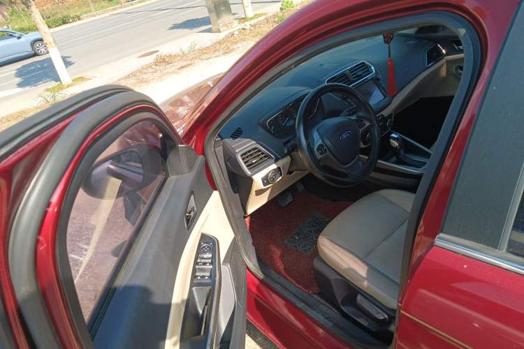 Used Ford Escort 2015 1.5L Automatic Fashion Model
