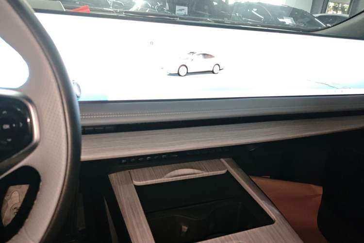 Used  E8 2024 550 km Range Rear-Drive MAX
