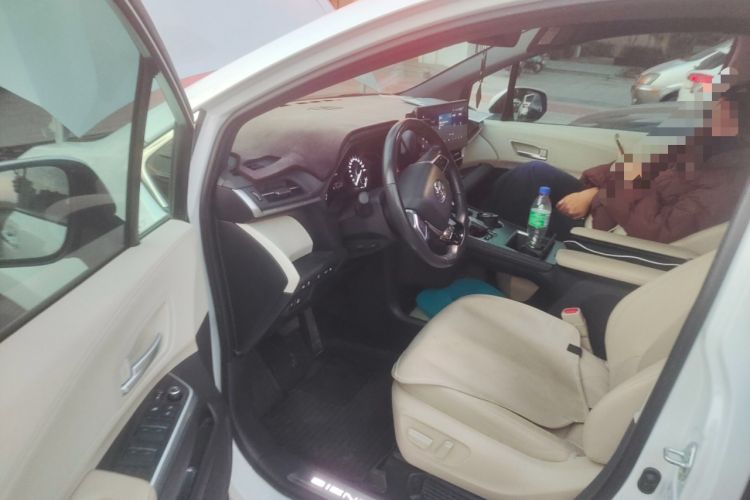 Used Toyota Sienna 2023 2.5L Hybrid Deluxe Edition