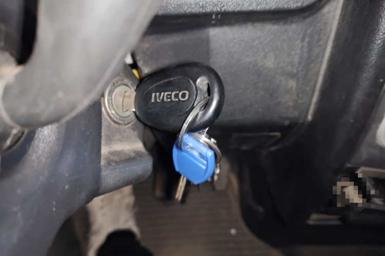 Used Iveco Daily 2022 2.5T A37 M1 Passenger Van 5-9 Seats Long Wheelbase Mid-Roof Design Dual Tires Side Sliding Doors
