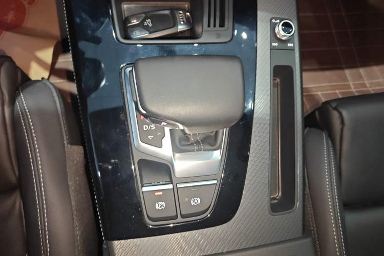 Used Audi Q5L 2023 40T Luxury Dynamic Model
