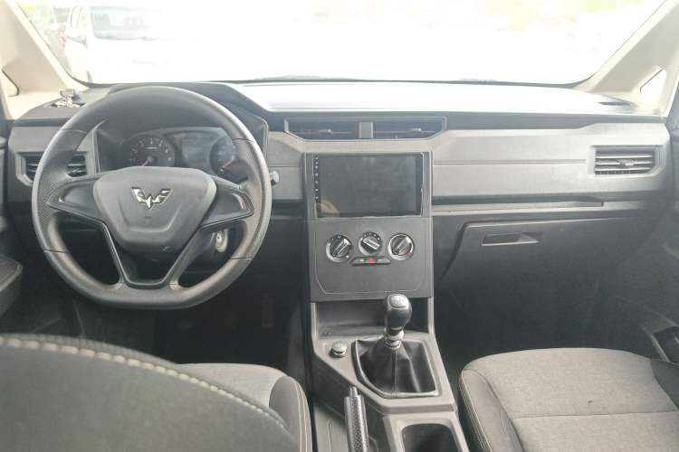 Used Wuling Hongguang PLUS 2019 1.5T Manual Standard Version 7 Seats
