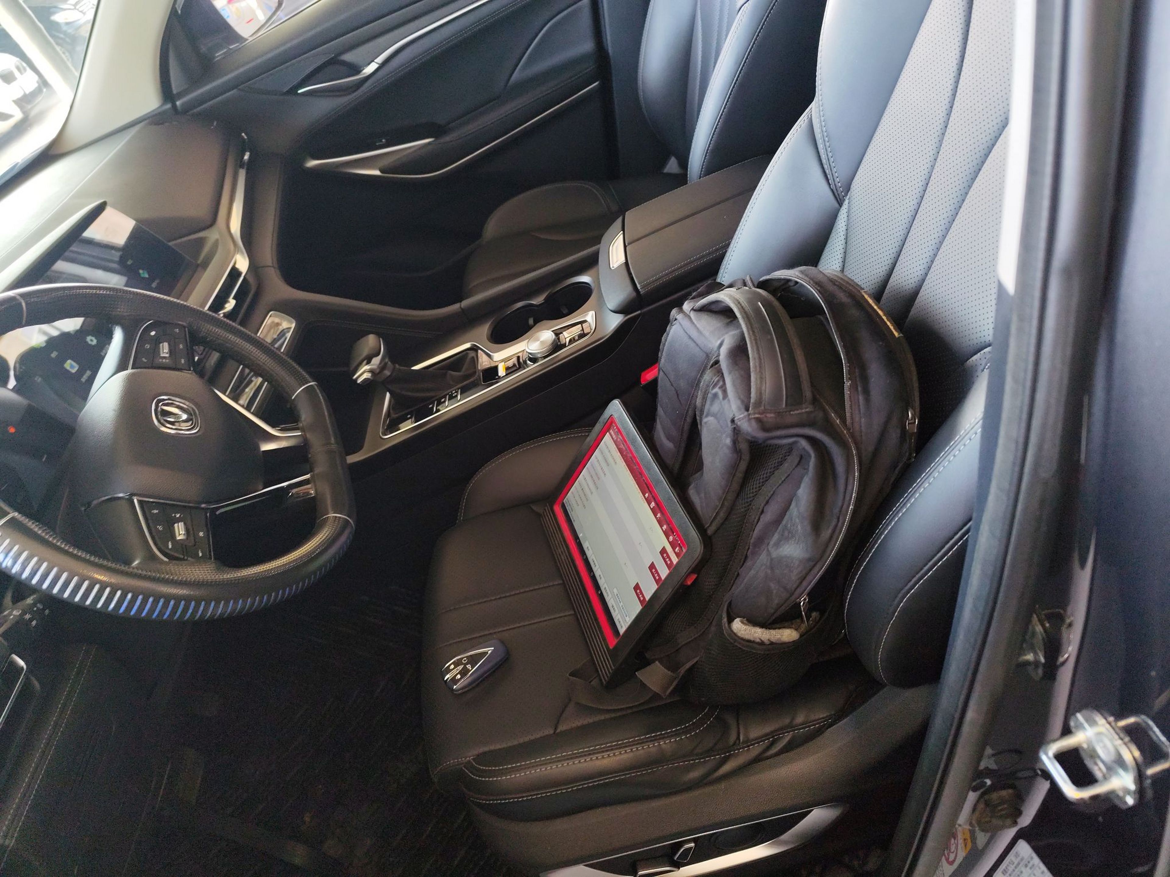 المقاعد الأمامية داخل السيارة