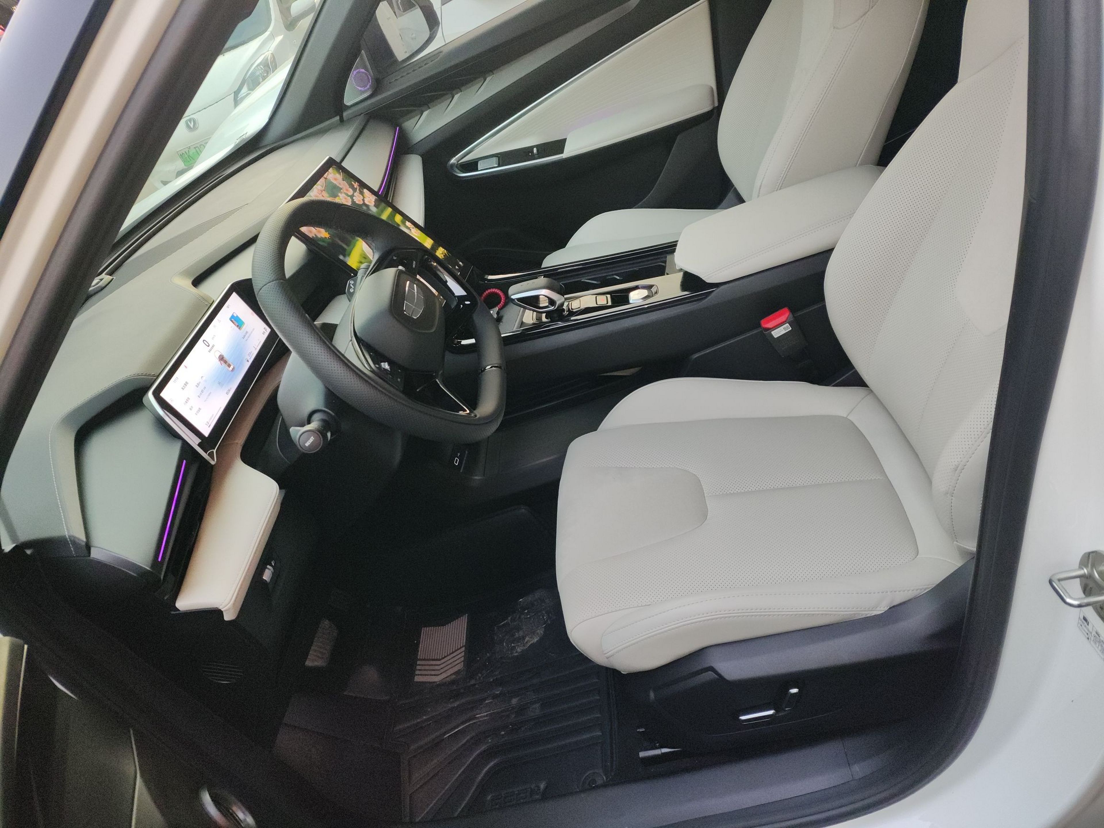 المقاعد الأمامية داخل السيارة