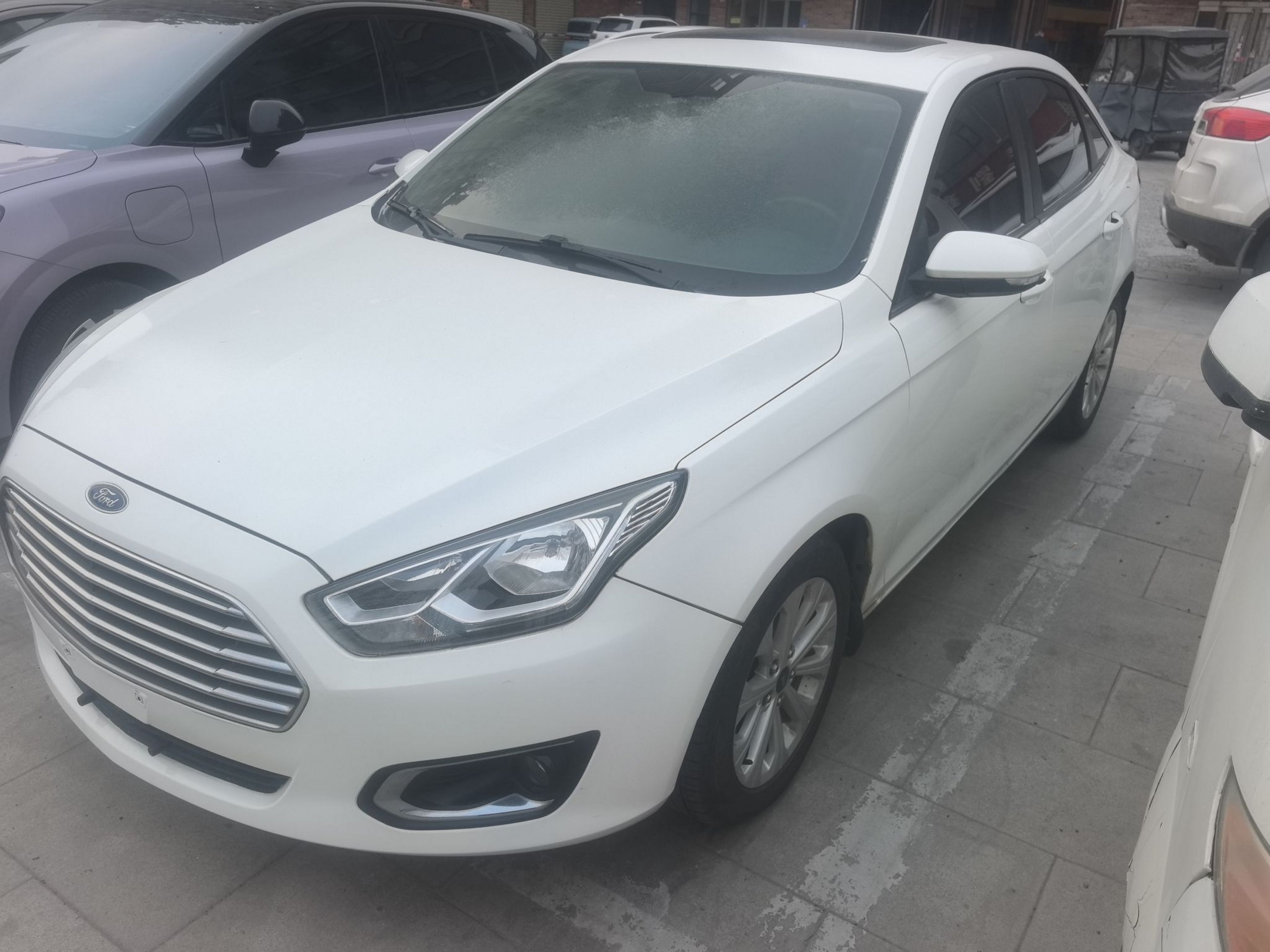 تحت مقدمة السيارة