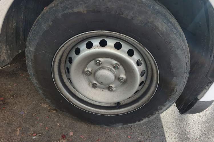 Used Wuling Yangguang 2024 300km Comfort-Grade Passenger Van 60kW