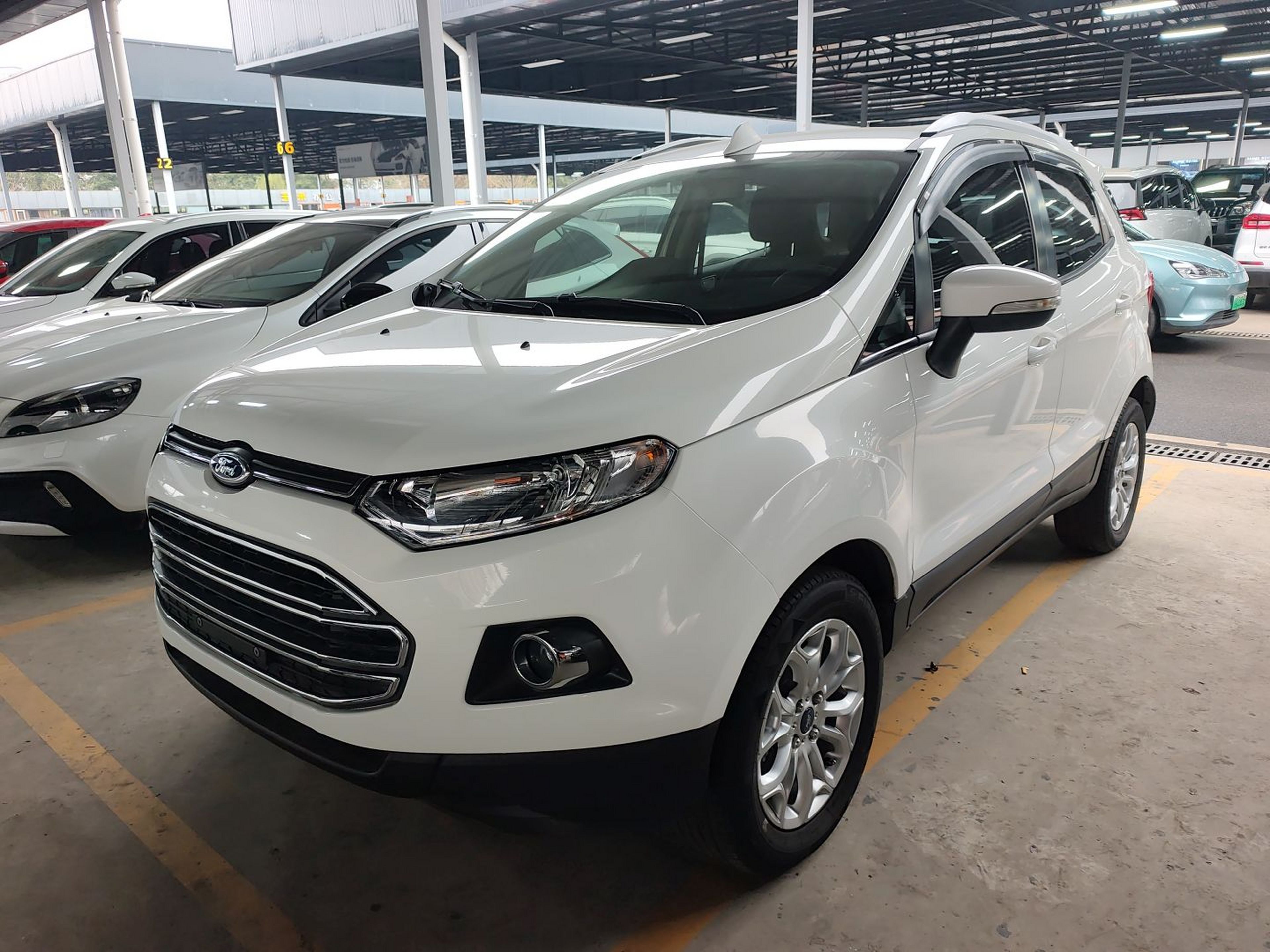 Под передней частью автомобиля