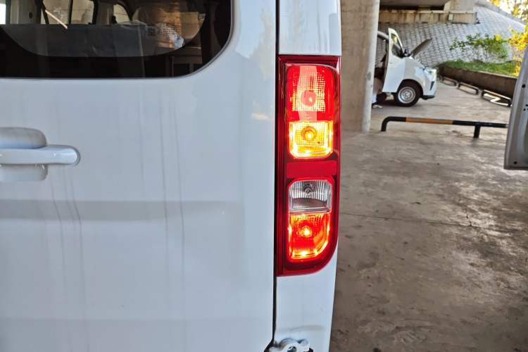 Used Wuling Yangguang 2024 300KM Comfort Version Passenger Van 75kW
