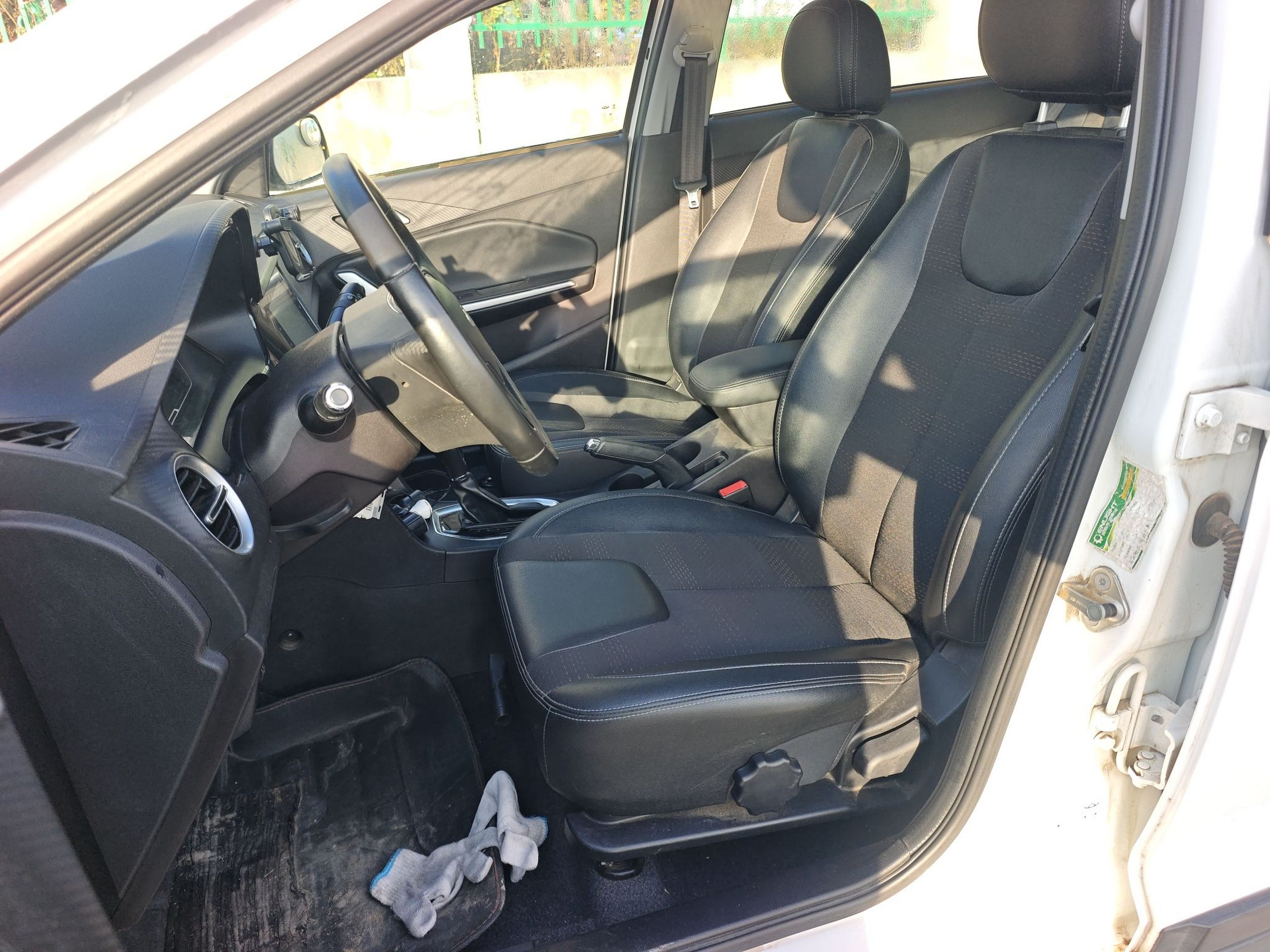 Переднее сиденье в автомобиле