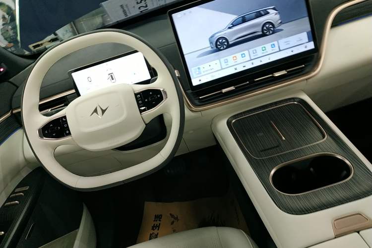 Used  eπ008 2024 636Max All-Electric Version 6 Seats