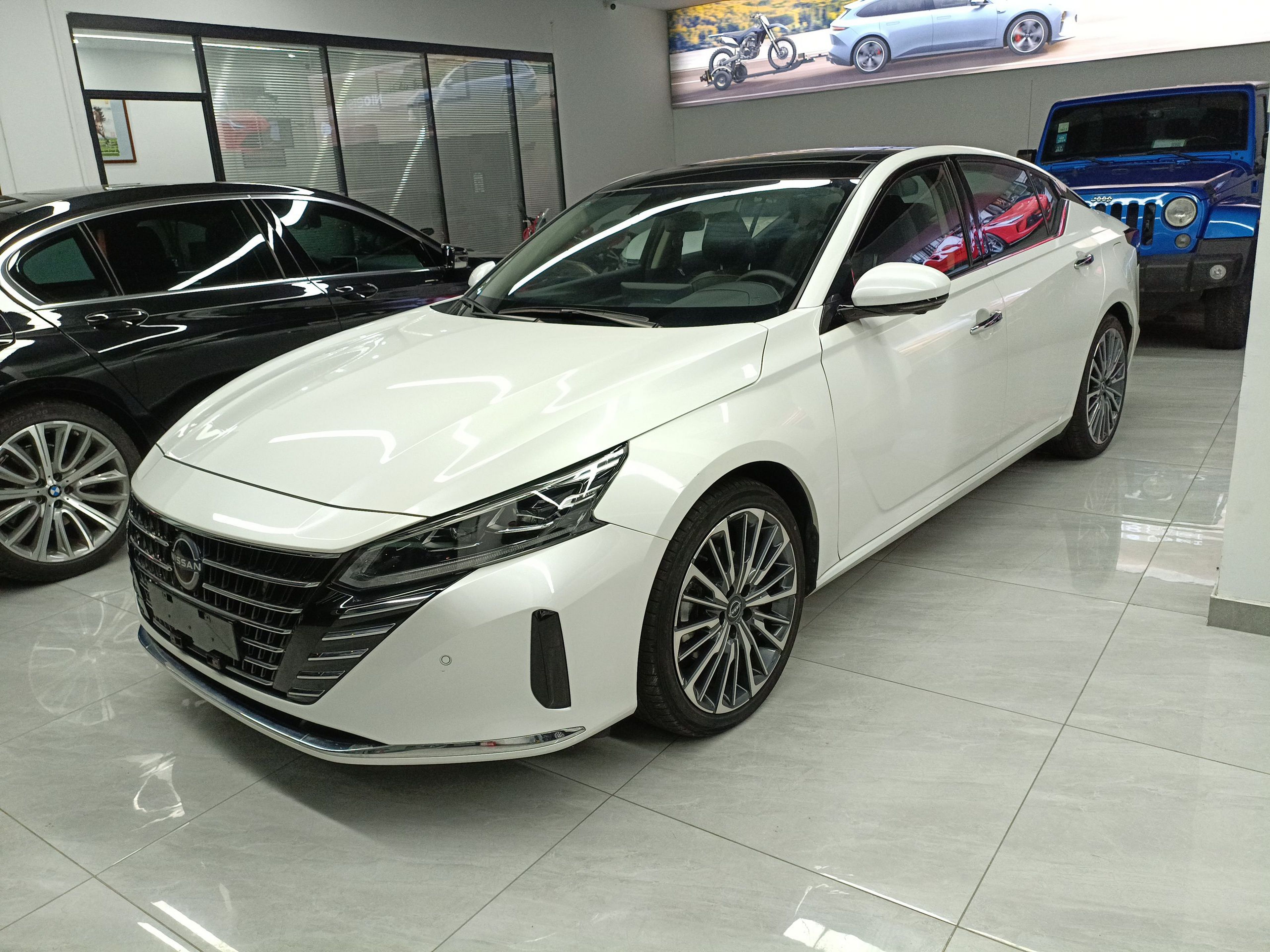 تحت مقدمة السيارة