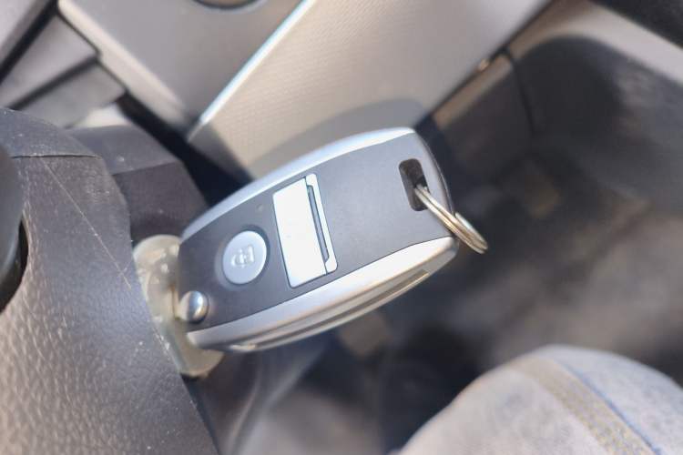 Used  Yufeng 2023 V9+ 2.0T Manual Front-Drive Multi-Function Mid-Roof High-Roof 7/8/9-Seater