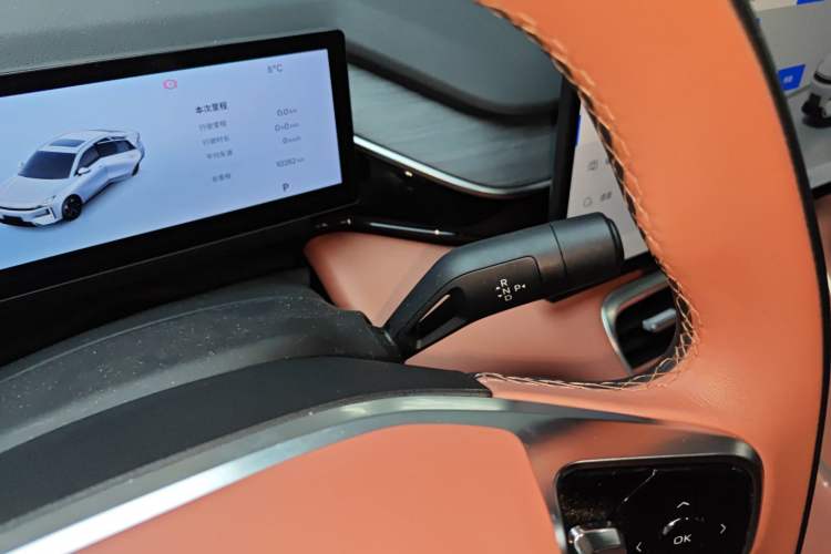 Used  L6 2025 EM-i 140km Starship Edition
