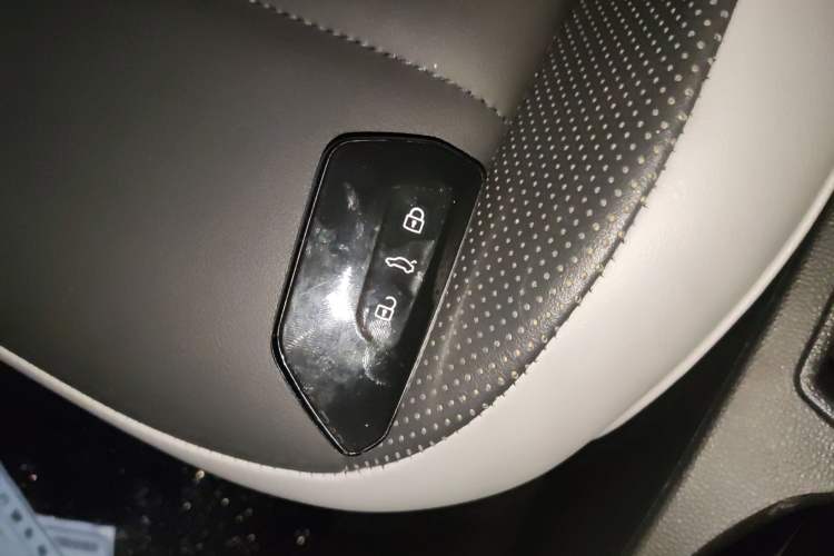 Used Volkswagen T-ROC 2023 300TSI DSG Two-Wheel-Drive Chen Guang Edition
