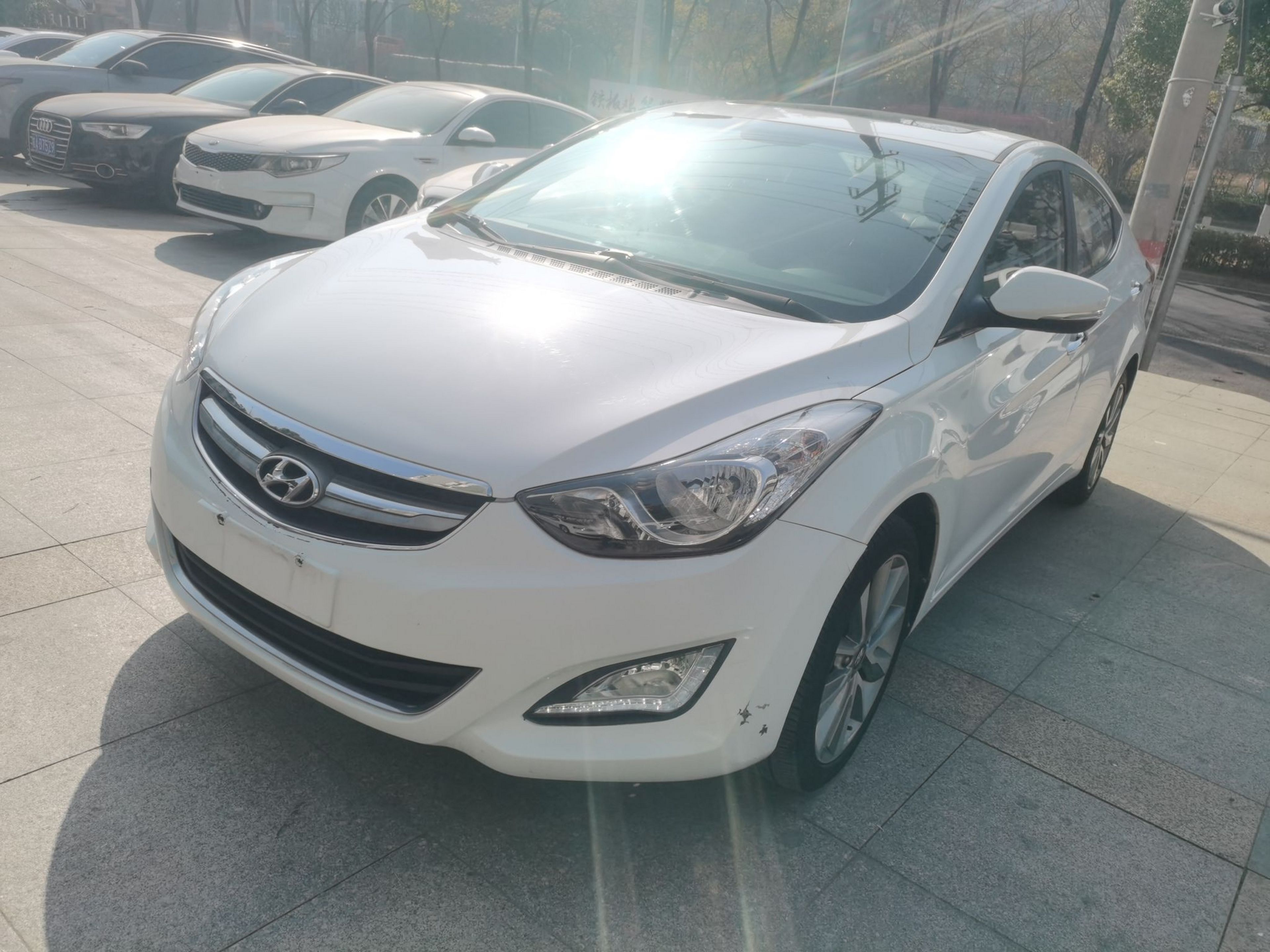 Под передней частью автомобиля