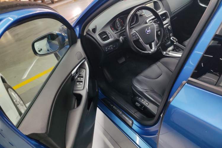 Used Volvo V40 2016 T3 Zhiyi Edition
