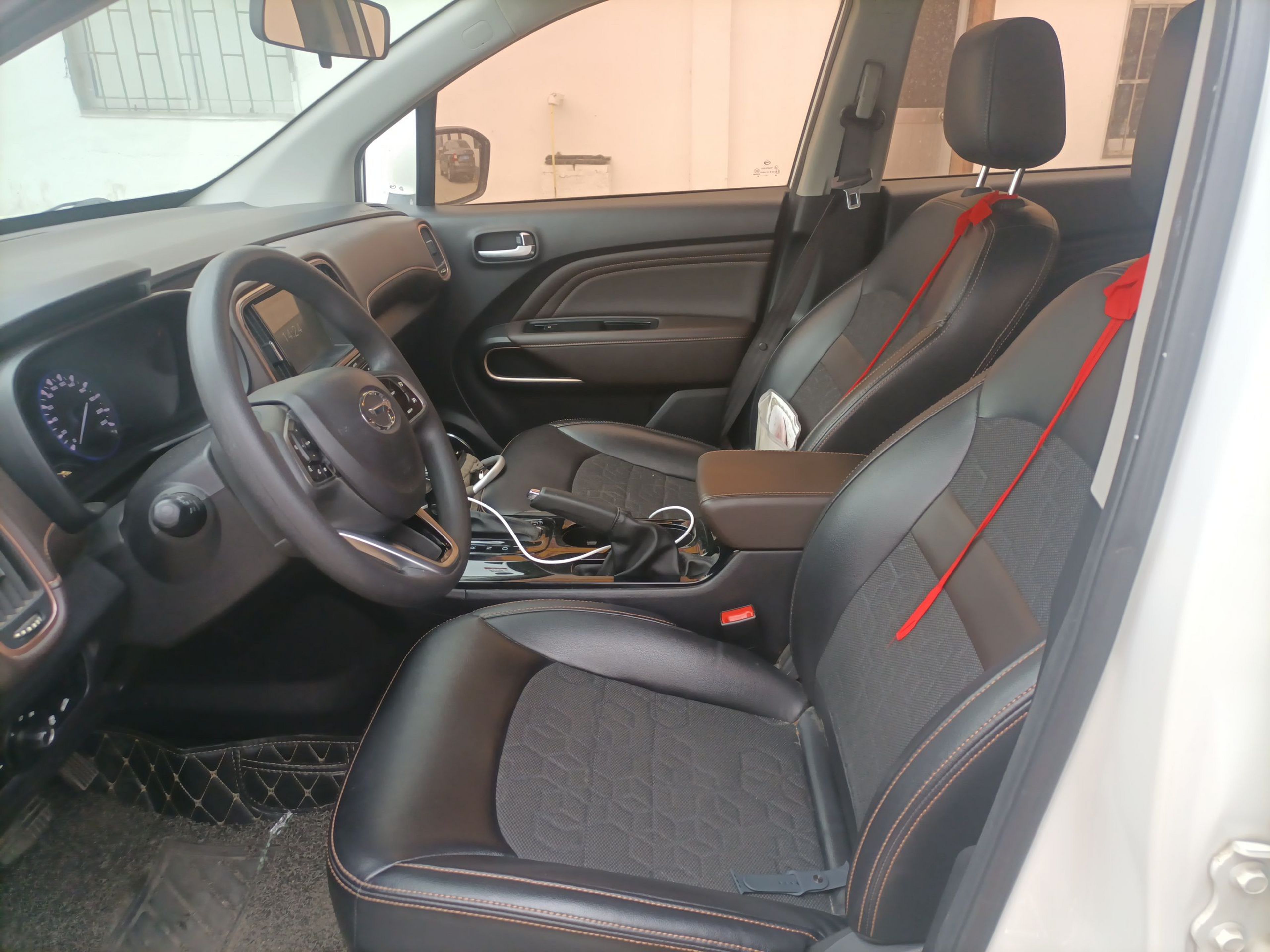 Переднее сиденье в автомобиле