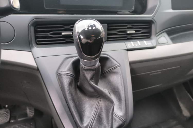 Used Ford Transit 2023 2.0T Gasoline Manual Multifunction Commercial Vehicle Short Wheelbase Low Roof 5/6 Seats