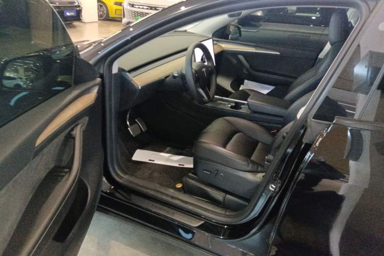 Used Tesla Model Y 2023 Rear-Wheel-Drive Version
