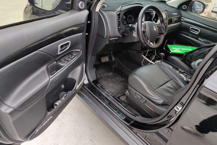 Used Mitsubishi Outlander 2018 2.4L 4x4 Luxury Edition 7-Seater
