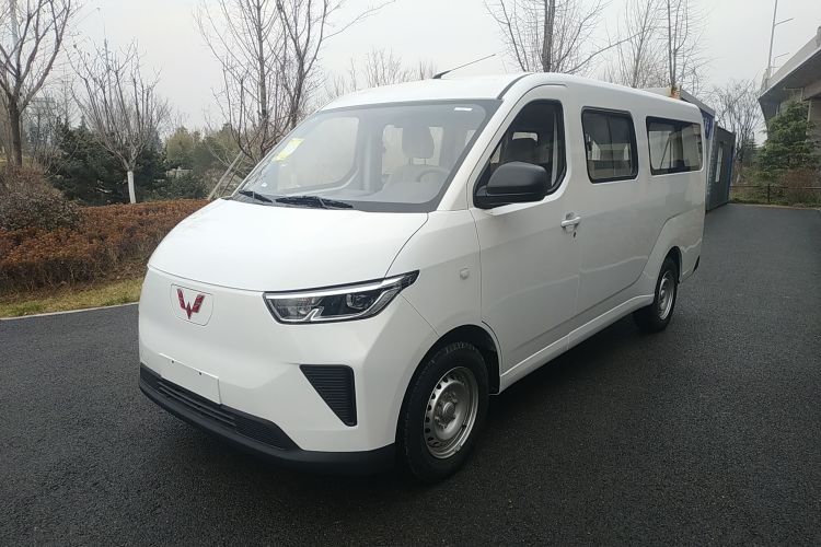 Used Wuling Yangguang 2024 300KM Comfort Version Passenger Van 75kW
