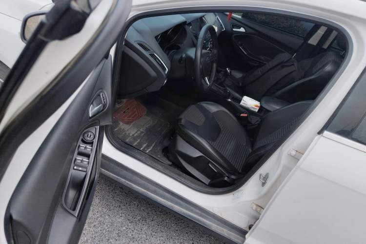 Used Ford Focus 2017 Sedan 1.6L Manual Fashion Edition Smart Drive Version
