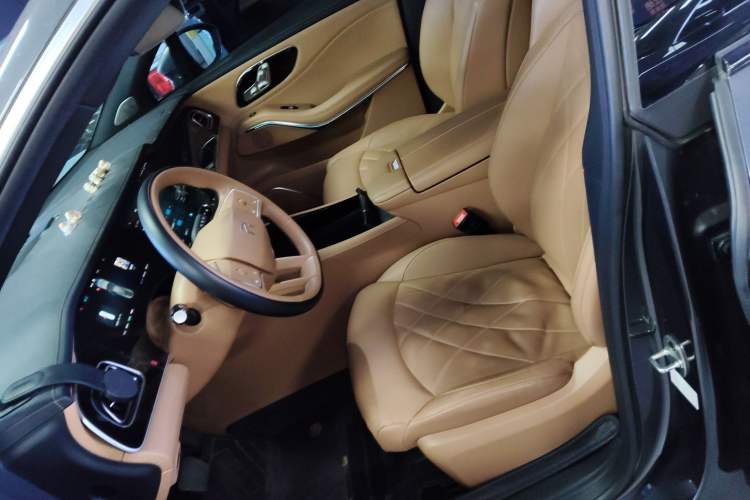 Used  R7 2023 Rear-Drive Screen King Edition
