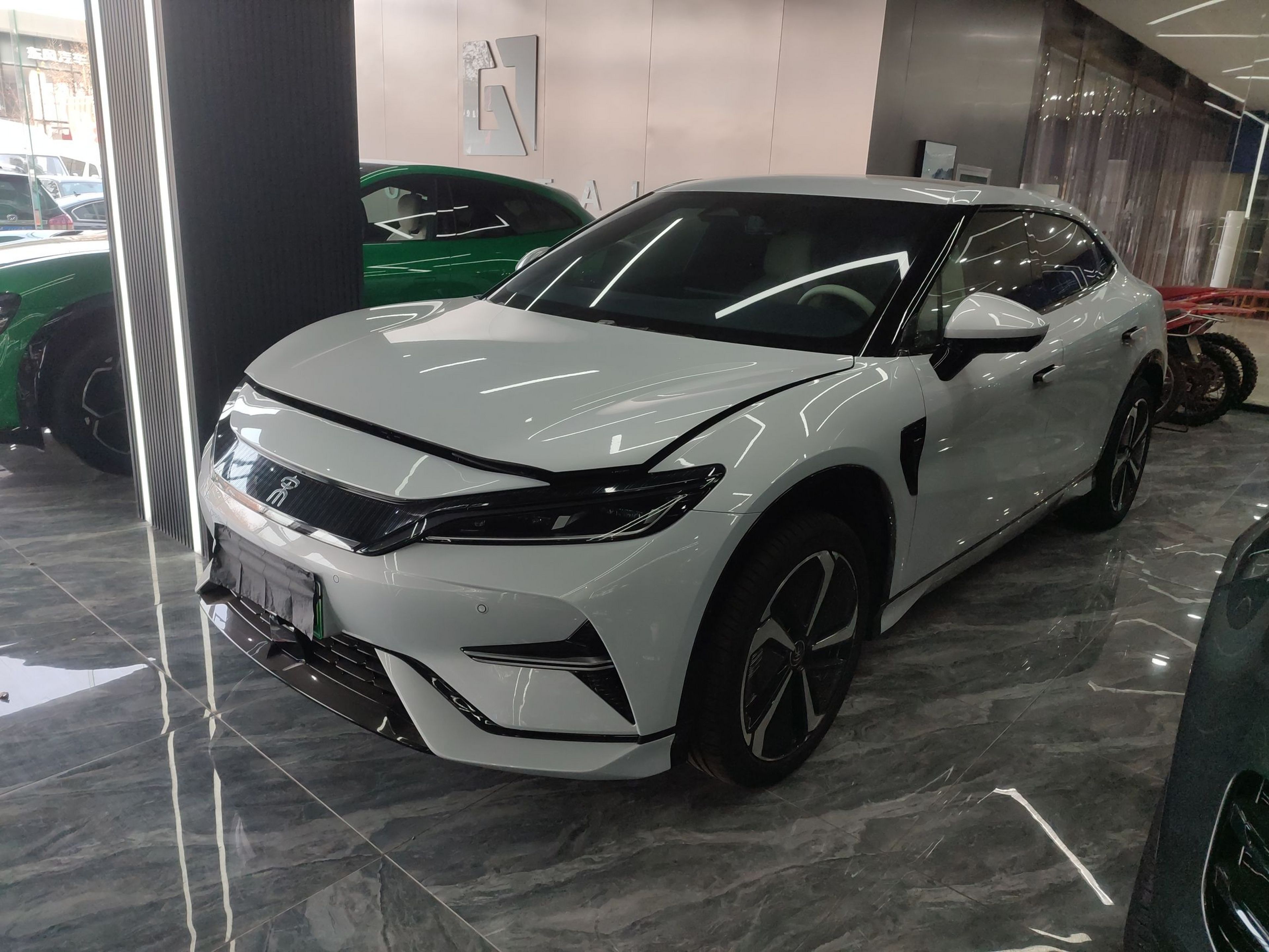 تحت مقدمة السيارة