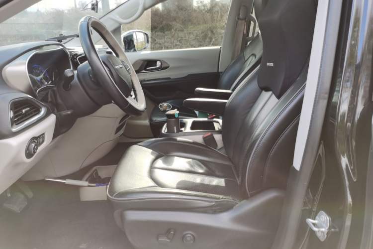 Used Chrysler Grand Voyager 2017 3.6L Premium Edition
