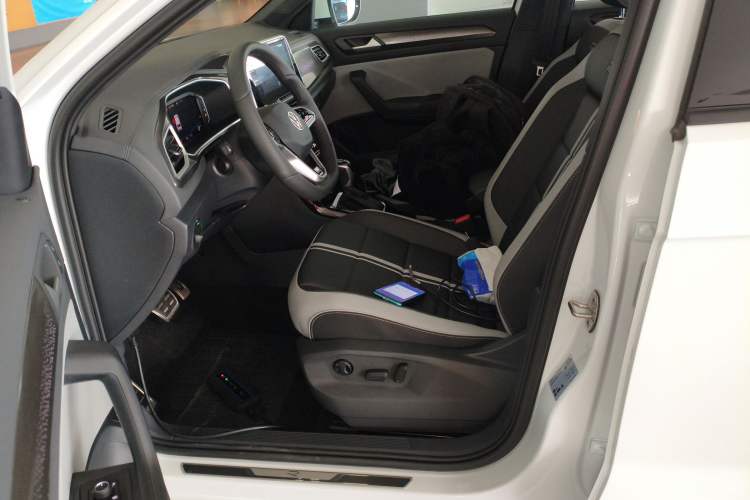 Used Volkswagen T-ROC 2025 300TSI DSG Two-Wheel Drive Chen Guang Edition
