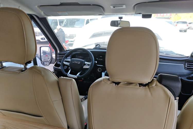 Used JMC Fushun 2023 2.0T Automatic Short-Wheelbase Low-Roof Commercial & Multi-Purpose Passenger Vehicle 6 Seats with Lift-Up Tailgate
